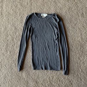 A cute top in the brand out of the blue